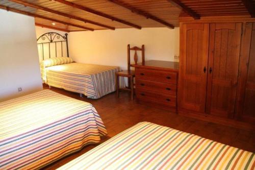 波索阿爾孔的住宿－Cortijo Aurelia，一间卧室配有两张床和梳妆台。