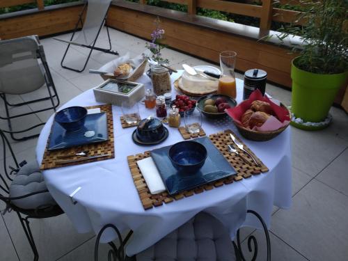 ein weißer Tisch mit Essen darüber in der Unterkunft La Marmotte de la Tour in Hermillon