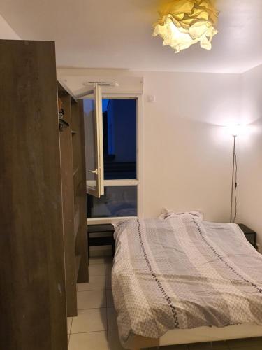 - une petite chambre avec un lit et une fenêtre dans l'établissement Bel appart climatisé, à Vigneux-sur-Seine