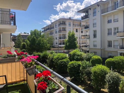 Beautiful Apartment near Geneva في سانت-جوليا-أون-جينيفوا: شرفة مع الزهور في الشقة