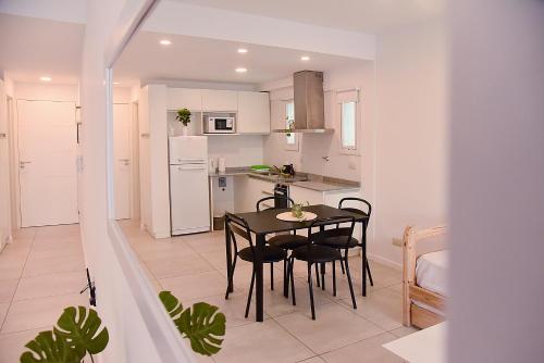 a kitchen and dining room with a table and chairs at Luminosos y modernos departamentos en Rosario in Rosario