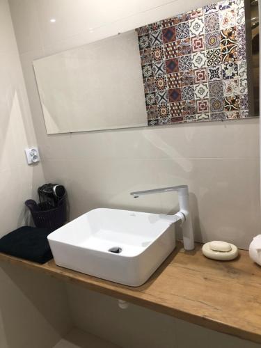 - un lavabo blanc sur un comptoir dans la salle de bains dans l'établissement Apartment Tarasy centrum, à Siemiatycze