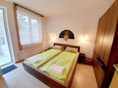 Sunny Beach Hills Apartment - Private tesisinde bir odada yatak veya yataklar