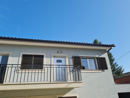a white house with a balcony at Apartamento Carvoeiro in Armaes