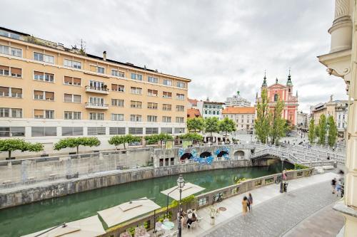 リュブリャナにあるAB Ljubljana - Prince Filip Apartmentの建物が立ち並ぶ都市の川にかかる橋