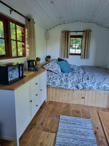 Postel nebo postele na pokoji v ubytování Shepherds Hut at Cummins Farm, Lyme Regis