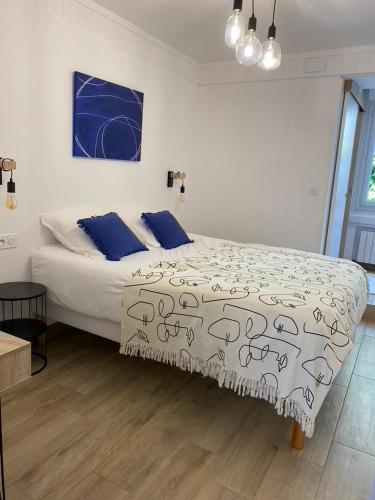 1 dormitorio con cama blanca y almohadas azules en +NOUVEAU+ BINIC Port ET Plage, en Binic