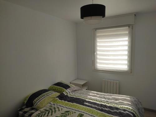 Una cama o camas en una habitación de maison cosy des 3 etangs