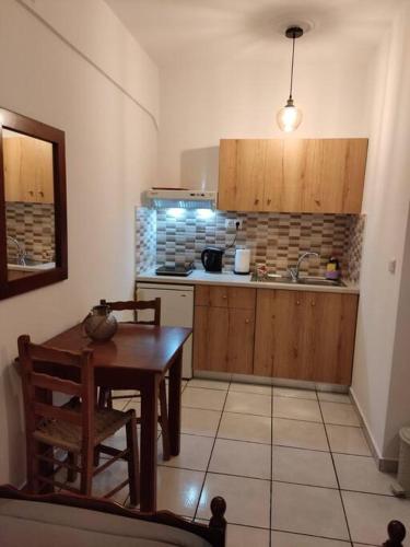 Cuisine ou kitchenette dans l'établissement Chrysoula’s Convenient Triple Room with Yard