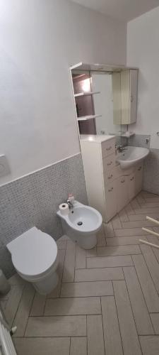 y baño con aseo y lavamanos. en Appartamento accogliente/nuovo Livorno en Livorno