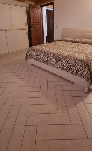 1 dormitorio con 1 cama y suelo de baldosa en Appartamento accogliente/nuovo Livorno en Livorno