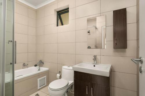 Et badeværelse på V&S Apartments - Immaculate Luxury Apartment in Fourways, Johannesburg