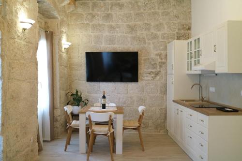 een keuken en eetkamer met een tafel en stoelen bij Sessa's Palace in Korčula