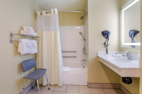 Kupatilo u objektu Americas Best Value Inn & Suites Independence VA