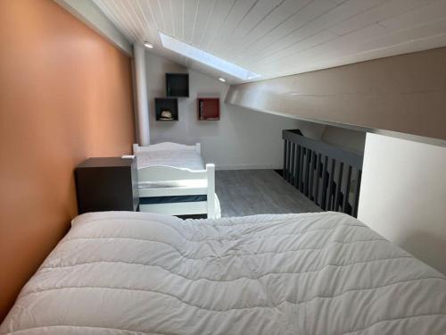 Schlafzimmer mit einem Bett, einem Tisch und einem Schreibtisch in der Unterkunft Capbreton Villa Patio 27m2 5 pers près port plages in Capbreton