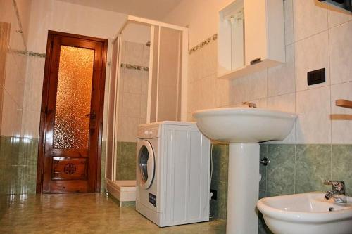 a bathroom with a washing machine and a sink at Casa vacanza Roberto R2 in Antey-Saint-André