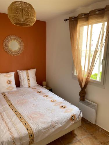 um quarto com uma cama e uma janela em Superbe appartement au cœur du Luberon. em Goult