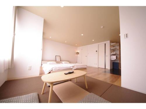 金沢市にあるHOTEL APT SESELA - Vacation STAY 12883のベッド2台とテーブルが備わる客室です。