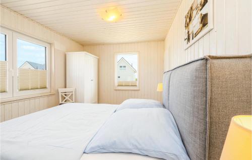 Cama o camas de una habitación en Cozy Home In Ostseeresort Olpenitz With Wifi