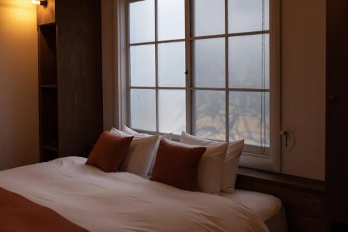 uma cama com almofadas em frente a uma janela em Shirafuji - Vacation STAY 69369v em Suzaka