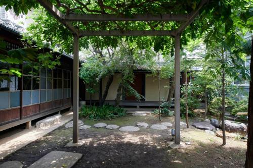 einem Pavillon vor einem Gebäude mit einem Baum in der Unterkunft Shirafuji - Vacation STAY 69369v in Suzaka
