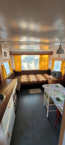 Kleines Zimmer mit einem Bett und einem Tisch in der Unterkunft Dom Bursztynek - holender in Junoszyno