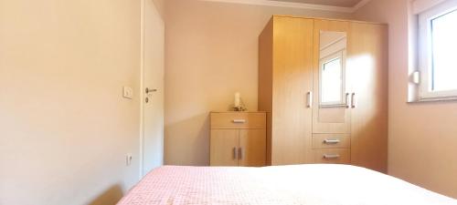 1 dormitorio con 1 cama, armario y ventana en Villa Magda, en Vrgorac