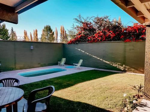 a backyard with a swimming pool and a table and chairs at Casa Verde in San Rafael