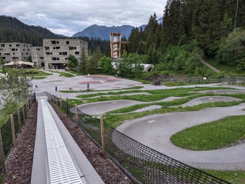 Modern renoviert mit Hallenbad + Fitness