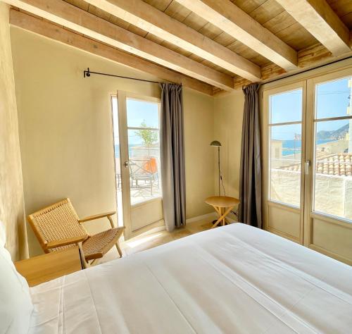 Postel nebo postele na pokoji v ubytování Blue Sardine Hostal Boutique Altea