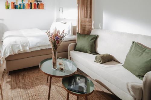 - un salon avec un canapé et une table dans l'établissement Villa Fresena Bude 8, à Norderney