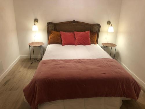 ein Schlafzimmer mit einem großen Bett mit zwei Lampen in der Unterkunft La casita de El Montán in Avilés
