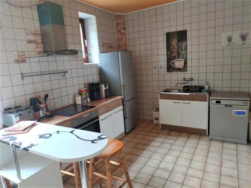 A kitchen or kitchenette at HAUS RINGGAU - Urlaub, Gemeinschaft und Erlebnis im Herzen von Deutschland