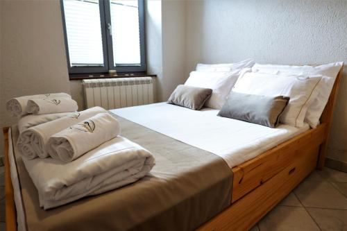Ένα ή περισσότερα κρεβάτια σε δωμάτιο στο GUESTHOUSE Idila pod Nanosom