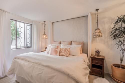 a white bedroom with a large bed and a window at Casa Recreo King Suite Apartments in Centro, San Miguel de Allende in San Miguel de Allende