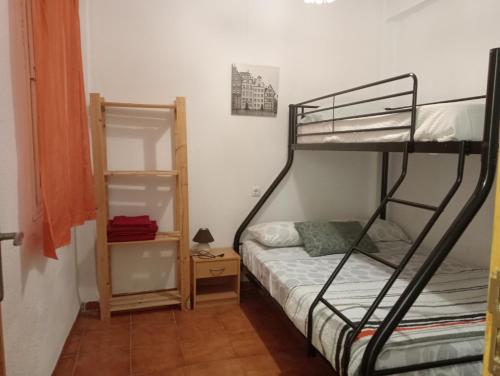 バレンシアにあるApartment La Marinaのベッドルーム1室(二段ベッド2組、テーブル付)