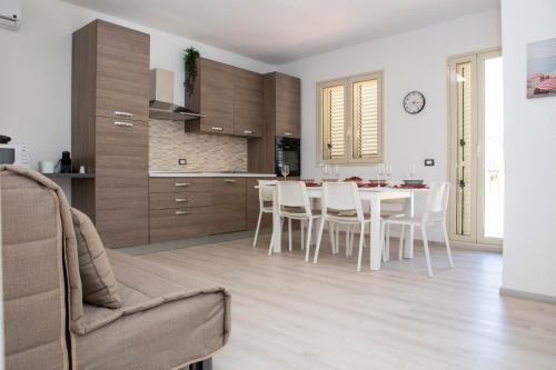 A kitchen or kitchenette at Endless Summer Apartment