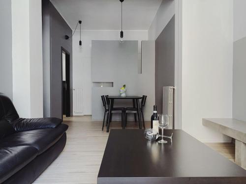 sala de estar con sofá y mesa en duo apartment en Salerno