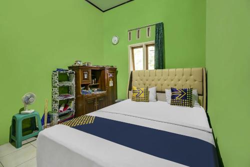 Säng eller sängar i ett rum på OYO Homes 91153 Desa Wisata Kawasen