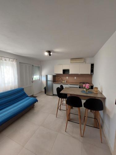 Zimmer mit einem Bett, einem Tisch und Stühlen in der Unterkunft Apartman "Ante" in Korčula