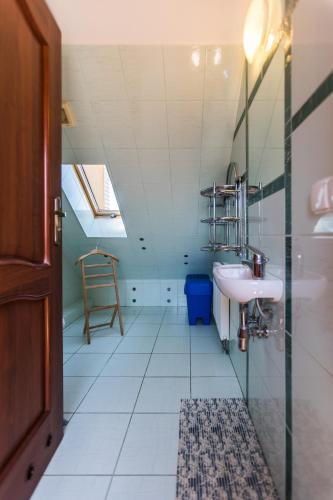 a bathroom with a sink and a mirror at Willa Mila in Trzęsacz