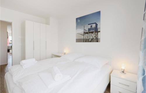 オルペニッツにあるVilla Marleneの白いベッドルーム(白いベッド1台、絵画付)