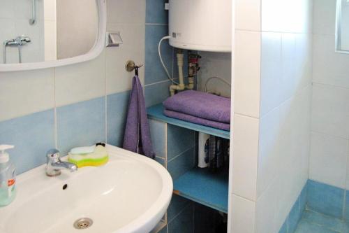 Baño pequeño con lavabo y espejo en holiday home, Wilimy en Wilimy