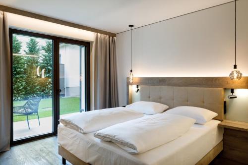 1 dormitorio con cama y ventana grande en The Hang Over, en Andau