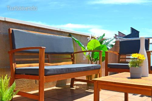 ein Paar Stühle auf dem Balkon in der Unterkunft Rincón del Cantábrico: para amantes de las buenas vistas in San Vicente de la Barquera