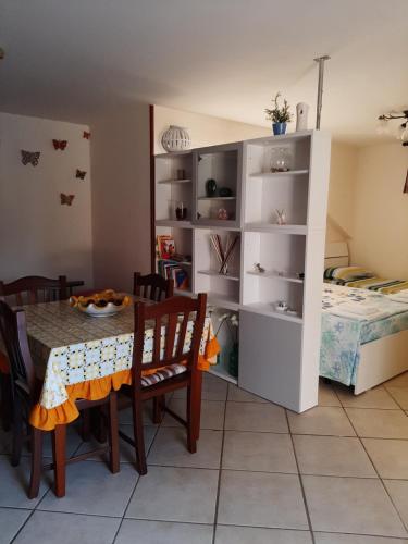 a dining room with a table and a bed at Casa Vilu' in Paestum