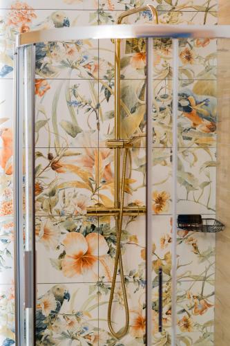 a wall with a floral wallpaper on a wall at Bałtycka Głębia in Gąski
