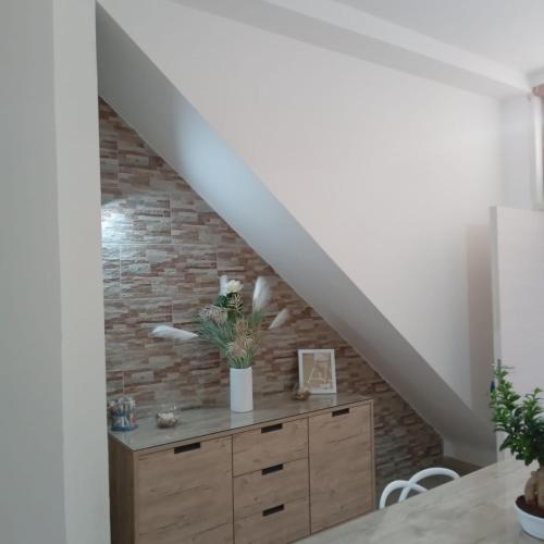 Pokój z drewnianą komodą i ceglaną ścianą w obiekcie Casa Angelina Summer w mieście Casalabate