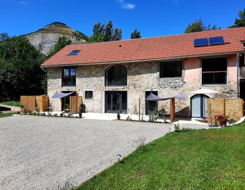 une ancienne maison en pierre avec un toit rouge dans l'établissement Le Petit Bégou, à Saint-Auban-dʼOze