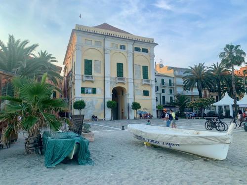 Foto dalla galleria di Historic building by the sea a Finale Ligure
